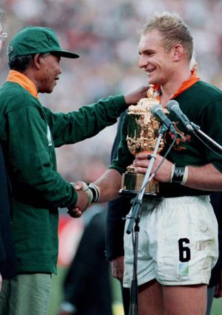 Nelson Mandela con Franois Pienaar il giorno della finale di Coppa del Mondo di rugby vinta dal Sudafrica:  il 24 aprile 1995. Reuters